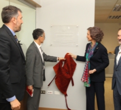 La Reina descubre una placa conmemorativa de su visita a la Oficina Técnica de Cooperación (OTC)